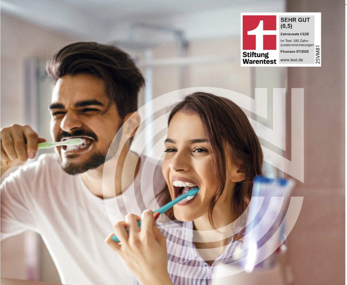 Paar beim Zähneputzen – Zahnzusatzversicherung der Continentale SEHR GUT Stiftung Warentest